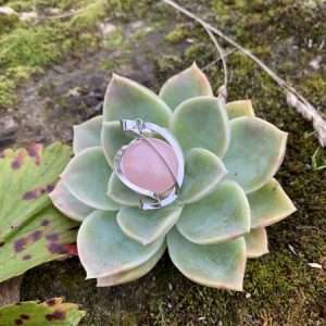 Pendentif grande spiral en métal argenté et quartz rose